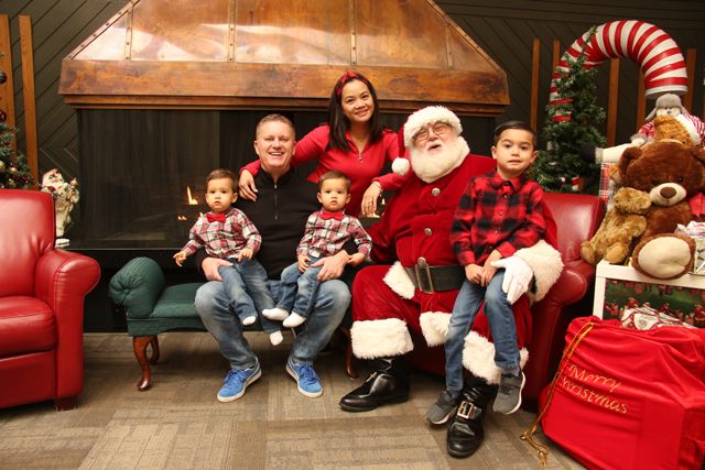 Santa-Sleigh-Family-Santa-Photos-Calgary1
